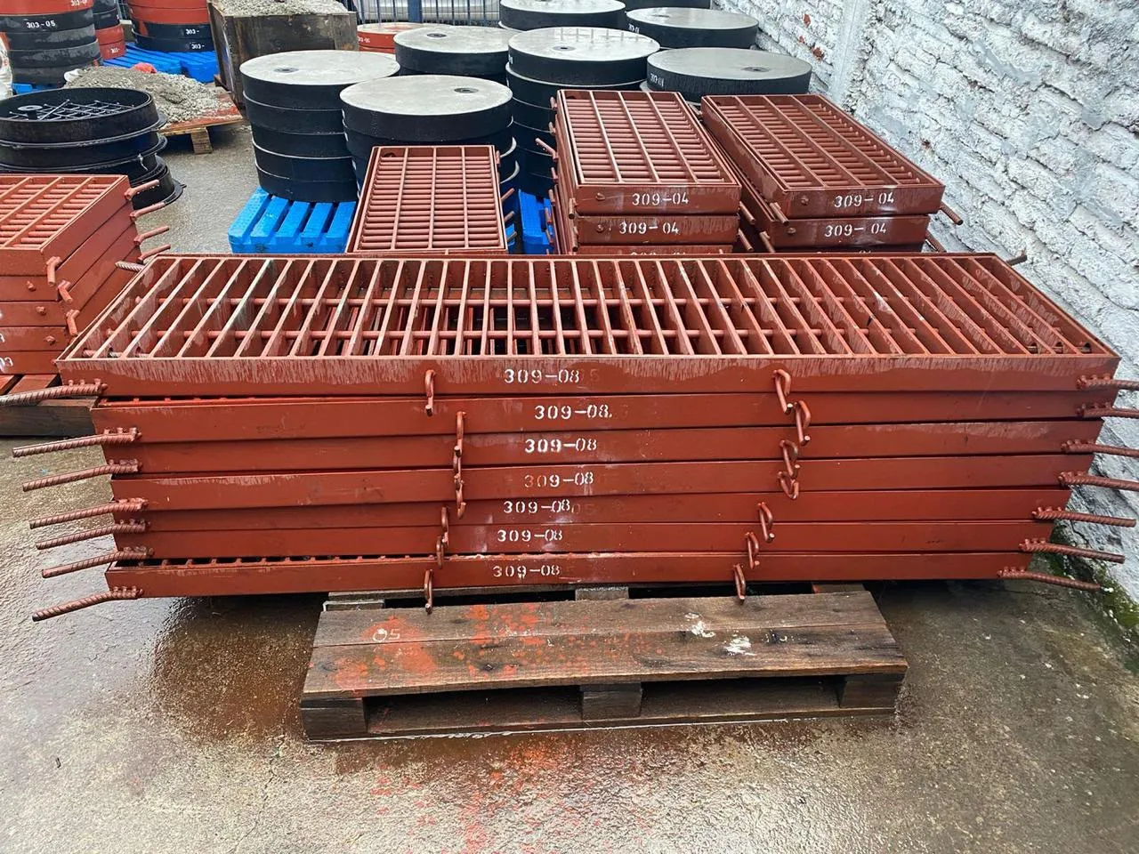 Rejillas de acero de Metalmarca apiladas y listas para despacho